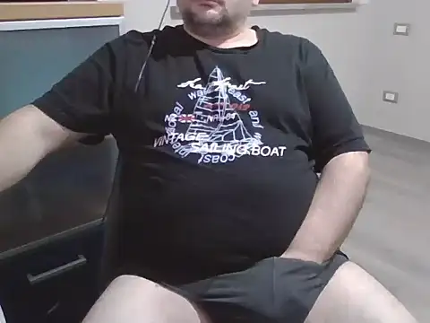 Snapshot of iron_boy80 chatting on 02/05/25, 10:22 iron boy80 online show from 02/05/25, 10:22