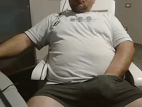 Snapshot of iron_boy80 chatting on 02/18/25, 10:05 iron boy80 online show from 02/18/25, 10:05