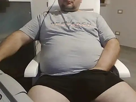 Snapshot of iron_boy80 chatting on 10/19/25, 04:51 iron boy80 online show from 10/19/25, 04:51