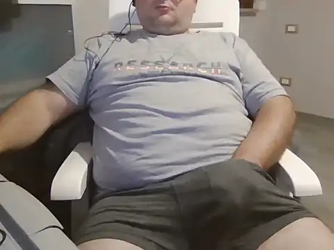 Snapshot of iron_boy80 chatting on 10/20/25, 09:26 iron boy80 online show from 10/20/25, 09:26