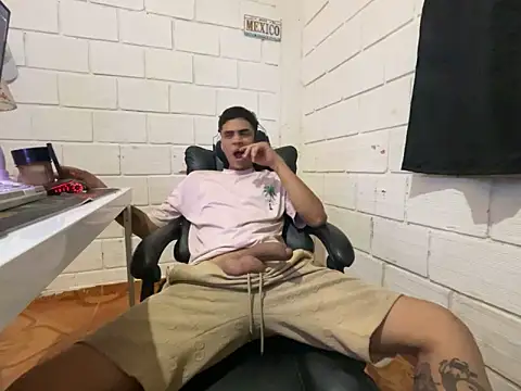Snapshot of Max_TheHorseDick chatting on 05/17/26, 12:19 Max TheHorseDick online show from 05/17/26, 12:19