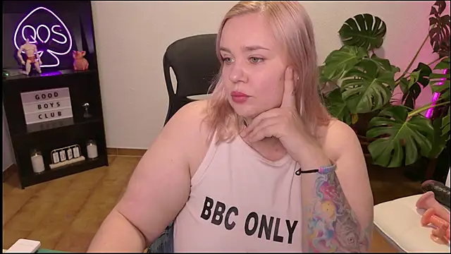 Snapshot of MargotGrey chatting on 07/05/26, 10:44 MargotGrey online show from 07/05/26, 10:44