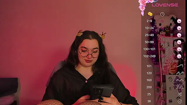 Snapshot of YsabellViveris chatting on 12/17/24, 08:34 YsabellViveris online show from 12/17/24, 08:34