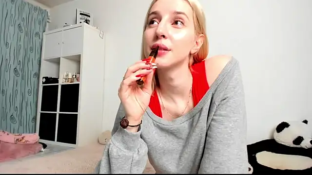 Snapshot of KenzieDawton chatting on 12/17/24, 04:45 KenzieDawton online show from 12/17/24, 04:45