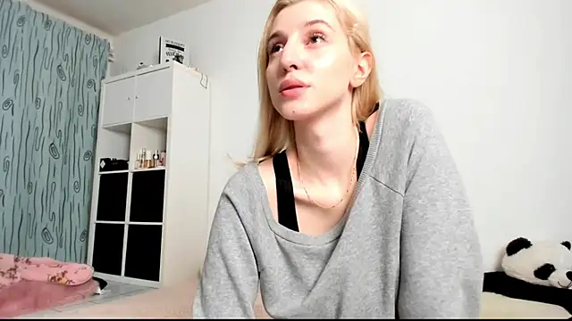 Snapshot of KenzieDawton chatting on 12/17/24, 07:04 KenzieDawton online show from 12/17/24, 07:04