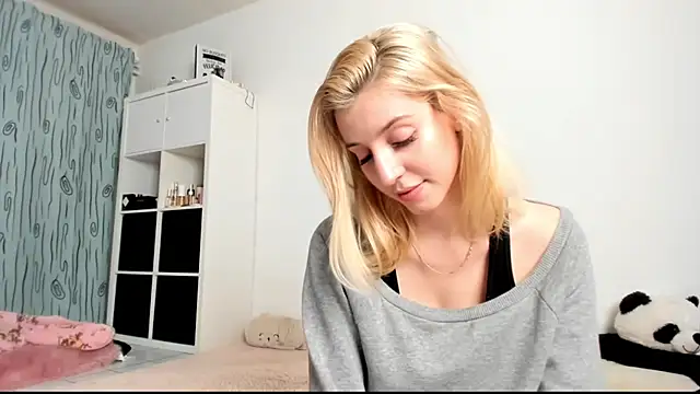 Snapshot of KenzieDawton chatting on 12/17/24, 10:11 KenzieDawton online show from 12/17/24, 10:11