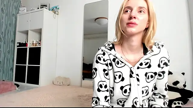 Snapshot of KenzieDawton chatting on 01/09/25, 05:23 KenzieDawton online show from 01/09/25, 05:23