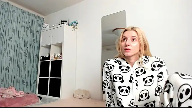 Snapshot of KenzieDawton chatting on 01/10/25, 05:15 KenzieDawton online show from 01/10/25, 05:15