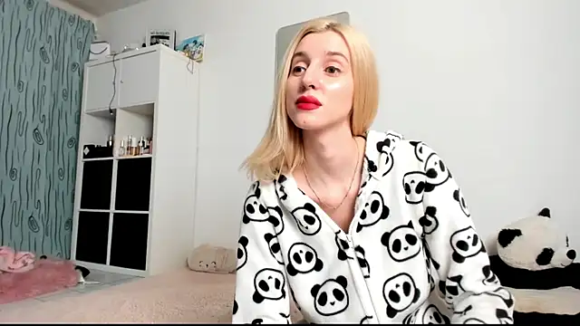 Snapshot of KenzieDawton chatting on 01/12/25, 05:03 KenzieDawton online show from 01/12/25, 05:03