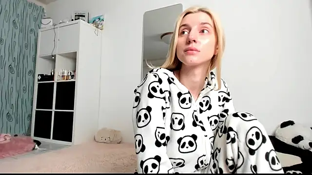 Snapshot of KenzieDawton chatting on 01/13/25, 05:01 KenzieDawton online show from 01/13/25, 05:01