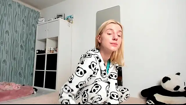 Snapshot of KenzieDawton chatting on 01/15/25, 05:08 KenzieDawton online show from 01/15/25, 05:08
