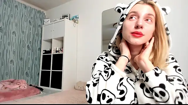 Snapshot of KenzieDawton chatting on 01/19/25, 05:15 KenzieDawton online show from 01/19/25, 05:15