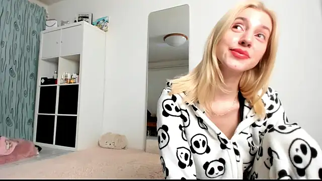 Snapshot of KenzieDawton chatting on 01/31/25, 05:19 KenzieDawton online show from 01/31/25, 05:19