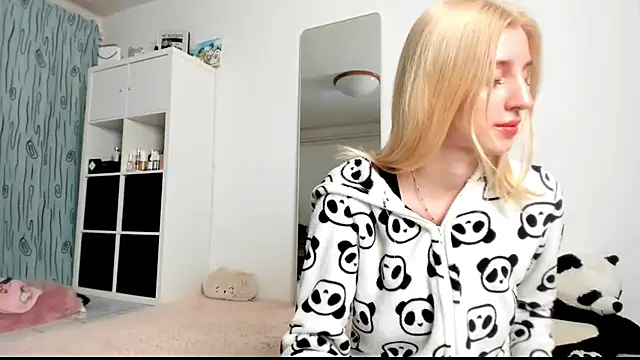 Snapshot of KenzieDawton chatting on 02/03/25, 05:29 KenzieDawton online show from 02/03/25, 05:29