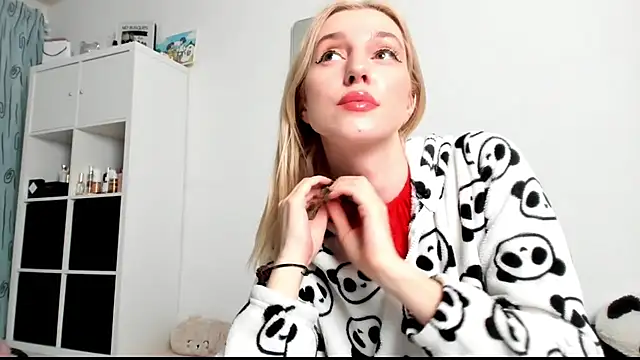 Snapshot of KenzieDawton chatting on 02/05/25, 05:09 KenzieDawton online show from 02/05/25, 05:09