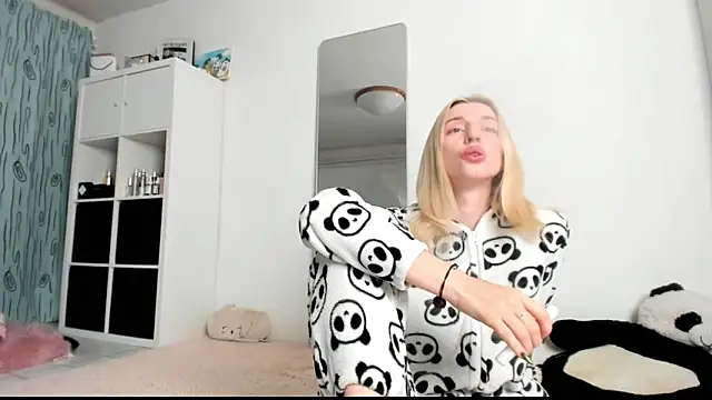 Snapshot of KenzieDawton chatting on 02/19/25, 05:49 KenzieDawton online show from 02/19/25, 05:49
