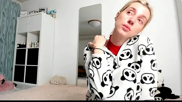 Snapshot of KenzieDawton chatting on 02/24/25, 06:16 KenzieDawton online show from 02/24/25, 06:16