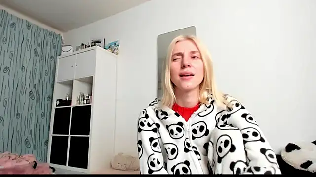 Snapshot of KenzieDawton chatting on 02/27/25, 05:02 KenzieDawton online show from 02/27/25, 05:02