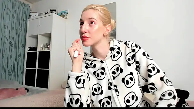 Snapshot of KenzieDawton chatting on 03/09/25, 07:12 KenzieDawton online show from 03/09/25, 07:12