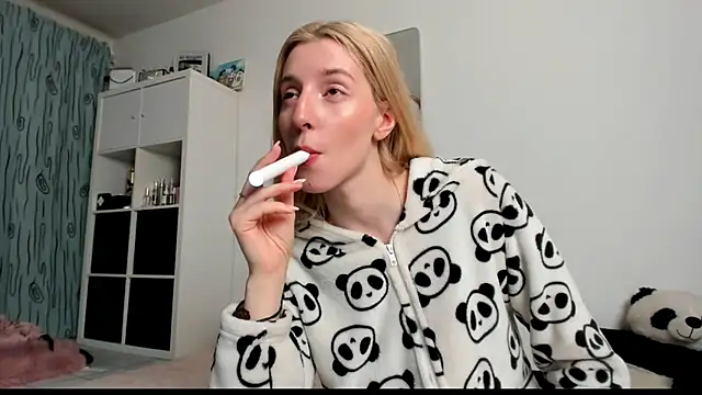 Snapshot of KenzieDawton chatting on 03/16/25, 05:03 KenzieDawton online show from 03/16/25, 05:03