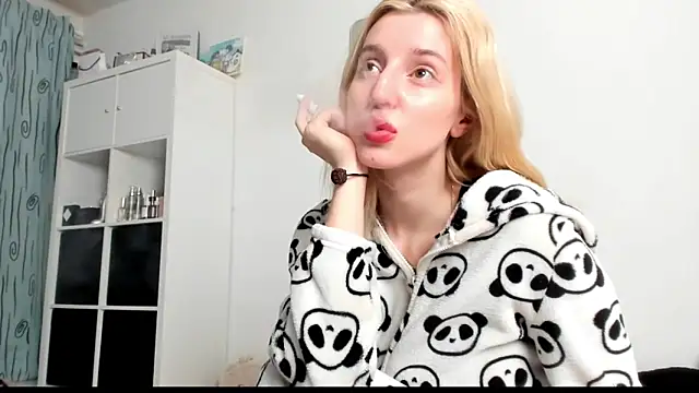 Snapshot of KenzieDawton chatting on 03/23/25, 06:58 KenzieDawton online show from 03/23/25, 06:58