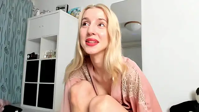 Snapshot of KenzieDawton chatting on 09/08/25, 07:46 KenzieDawton online show from 09/08/25, 07:46