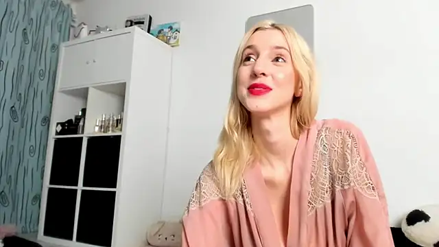 Snapshot of KenzieDawton chatting on 09/17/25, 08:21 KenzieDawton online show from 09/17/25, 08:21