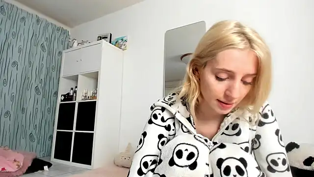 Snapshot of KenzieDawton chatting on 10/09/25, 06:11 KenzieDawton online show from 10/09/25, 06:11