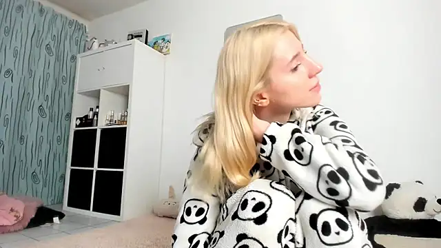 Snapshot of KenzieDawton chatting on 10/10/25, 06:01 KenzieDawton online show from 10/10/25, 06:01