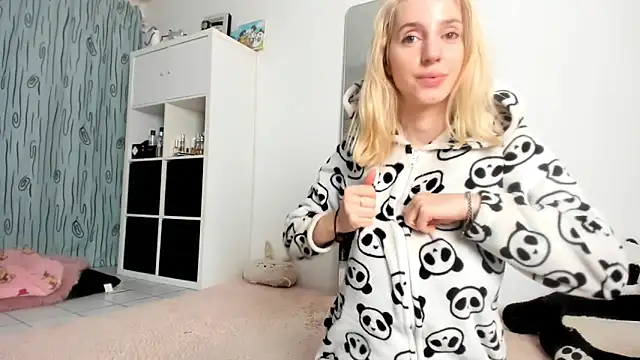 Snapshot of KenzieDawton chatting on 10/11/25, 06:12 KenzieDawton online show from 10/11/25, 06:12