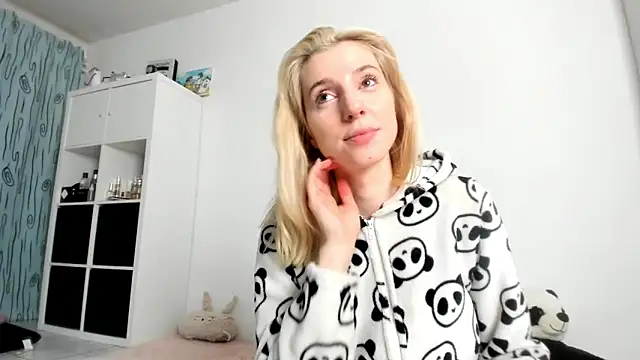 Snapshot of KenzieDawton chatting on 10/12/25, 06:34 KenzieDawton online show from 10/12/25, 06:34