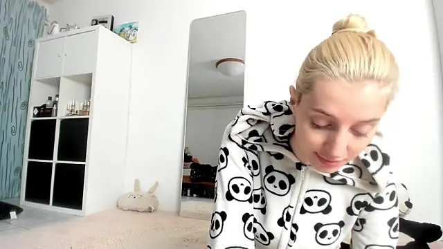 Snapshot of KenzieDawton chatting on 10/13/25, 06:24 KenzieDawton online show from 10/13/25, 06:24