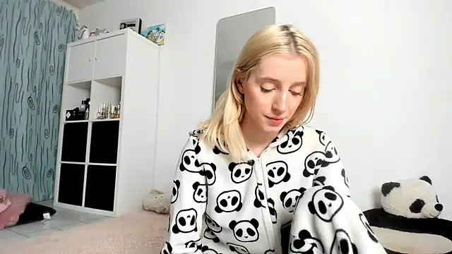 Snapshot of KenzieDawton chatting on 10/16/25, 06:58 KenzieDawton online show from 10/16/25, 06:58