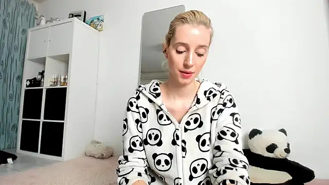 Snapshot of KenzieDawton chatting on 10/18/25, 03:42 KenzieDawton online show from 10/18/25, 03:42