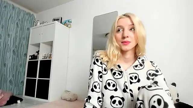 Snapshot of KenzieDawton chatting on 10/19/25, 03:18 KenzieDawton online show from 10/19/25, 03:18
