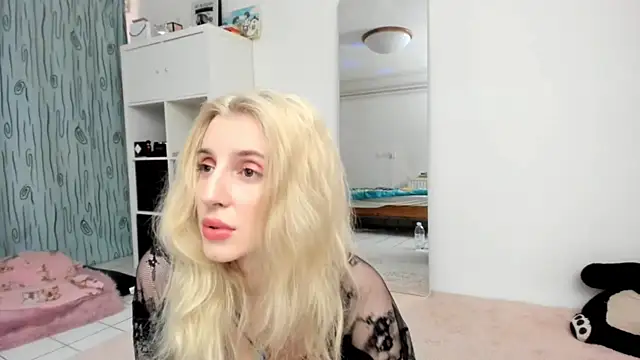 Snapshot of KenzieDawton chatting on 06/24/26, 11:53 KenzieDawton online show from 06/24/26, 11:53