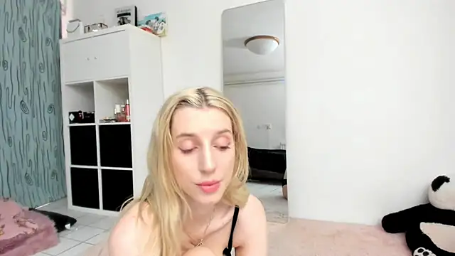 Snapshot of KenzieDawton chatting on 07/02/26, 12:22 KenzieDawton online show from 07/02/26, 12:22