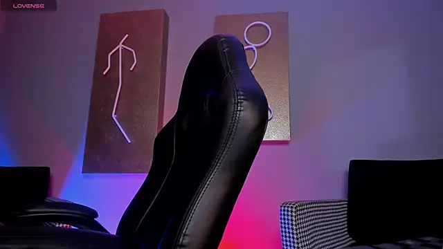 Snapshot of LindseyCox chatting on 10/17/25, 04:15 LindseyCox online show from 10/17/25, 04:15