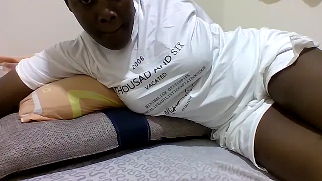 Snapshot of sweetelle09 chatting on 06/12/26, 06:40 sweetelle09 online show from 06/12/26, 06:40