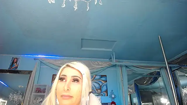 ADRIANNA FOX online show from 12/04/25, 06:05