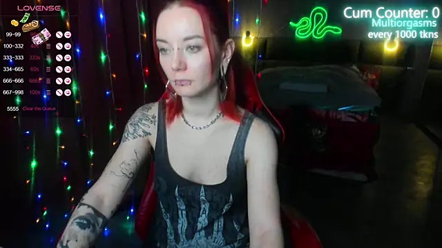 Snapshot of MaxPhoenixx chatting on 02/21/25, 12:49 MaxPhoenixx online show from 02/21/25, 12:49