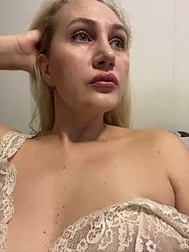 Snapshot of YourBlondee chatting on 12/11/24, 02:30 YourBlondee online show from 12/11/24, 02:30