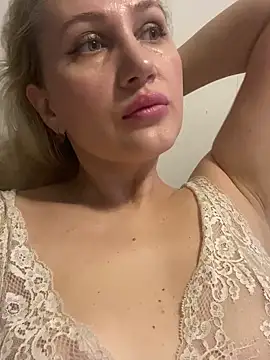Snapshot of YourBlondee chatting on 12/16/24, 02:57 YourBlondee online show from 12/16/24, 02:57