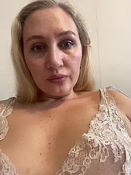 Snapshot of YourBlondee chatting on 12/20/24, 06:40 YourBlondee online show from 12/20/24, 06:40