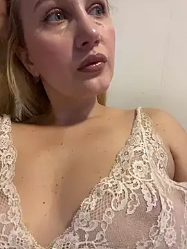 Snapshot of YourBlondee chatting on 12/24/24, 02:54 YourBlondee online show from 12/24/24, 02:54