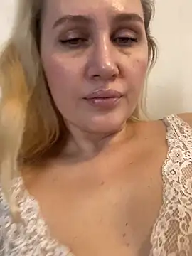 Snapshot of YourBlondee chatting on 12/27/24, 06:03 YourBlondee online show from 12/27/24, 06:03