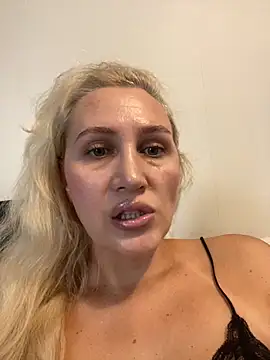 Snapshot of YourBlondee chatting on 09/12/25, 03:17 YourBlondee online show from 09/12/25, 03:17