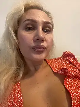 Snapshot of YourBlondee chatting on 09/24/25, 02:26 YourBlondee online show from 09/24/25, 02:26