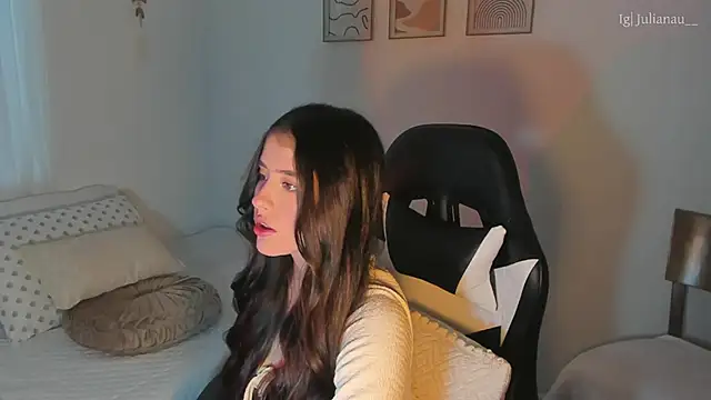 Snapshot of iriswest_ chatting on 02/19/25, 11:14 iriswest  online show from 02/19/25, 11:14
