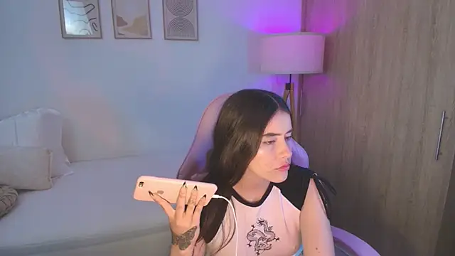 Snapshot of iriswest_ chatting on 10/14/25, 12:44 iriswest  online show from 10/14/25, 12:44